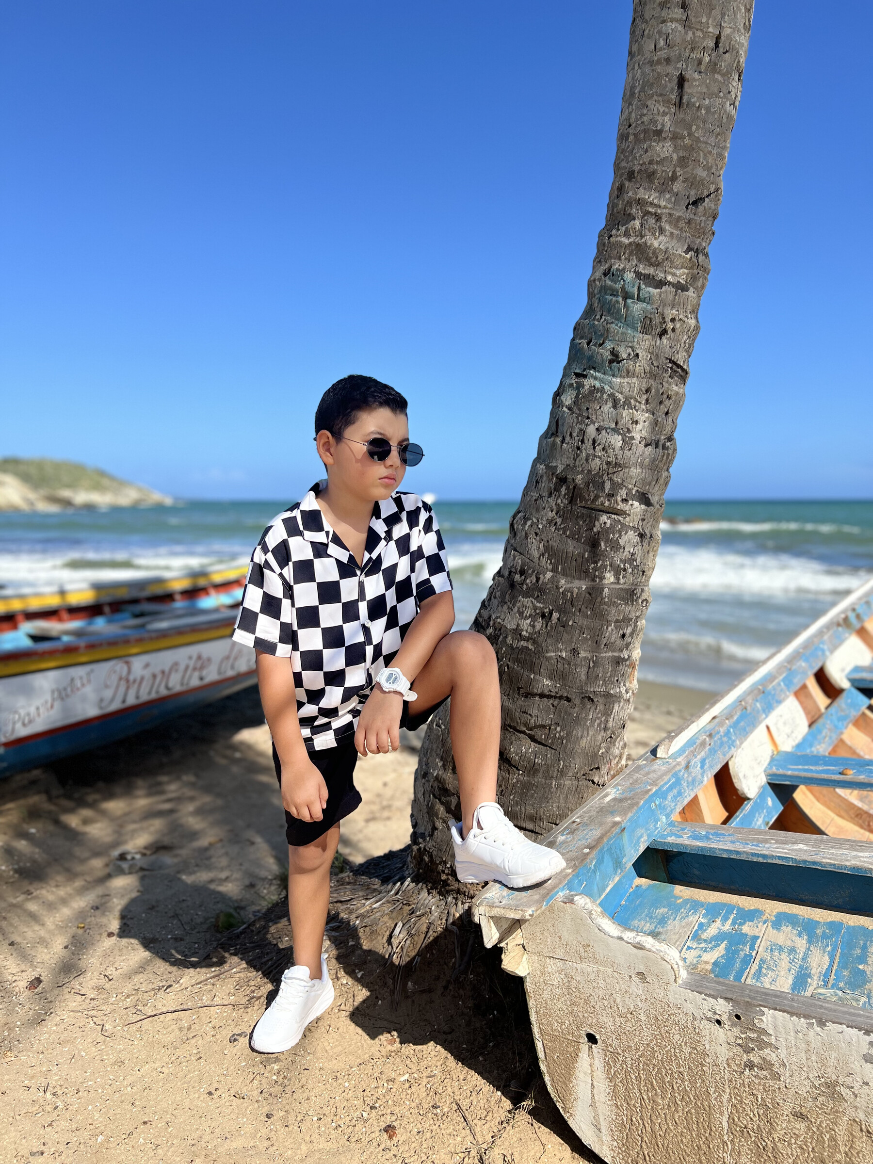 Beltrán León en la playa de Isla de Margarita junto a peñeros